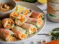 Rouleaux de printemps crevette frais, colorés et croquants, accompagnés d'une sauce onctueuse. Parfait pour une recette légère et savoureuse.
