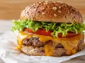 Un délicieux burger avec une salade croquante, une tomate juteuse et du fromage fondant. Un vrai régal !