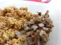 Couscous aux légumes et morceaux de viande assaisonnée, une excellente idée lunch box pour un repas savoureux et pratique.