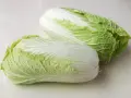 Deux choux chinois frais, aux feuilles vertes et blanches, prêts à être cuisinés.