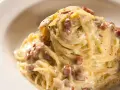 Spaghetti crémeux avec des dés de jambon, une idée parfaite pour savoir que faire avec des restes de jambon.