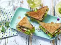 Sandwichs originaux pour un pique-nique ado : pain grillé, kiwi, salade et betterave. Un délice !