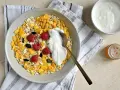 Un bol de céréales, flocons d'avoine, framboises et fromage blanc. Une recette saine et gourmande pour le petit-déjeuner.