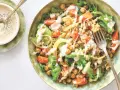 Salade colorée de quinoa, pois chiches, carottes et laitue, arrosée d'une sauce crémeuse. Une recette healthy simple et savoureuse.