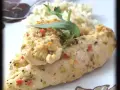 Un délicieux poulet avec une marinade poulet grec, garni d'herbes fraîches et servi avec du riz.