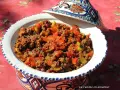 Un plat savoureux de recette viande hachée avec des légumes, servi dans un plat à tajine décoré.