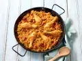 Paella au poulet et chorizo, un plat coloré et savoureux, parfait pour une recette facile et conviviale.