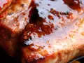 Travers de porc brillants, nappés d'une sauce caramélisée. La meilleure marinade pour travers de porc pour un goût inoubliable.