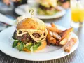 Un délicieux burger avec des frites croustillantes, parfait pour savoir quoi manger le midi.