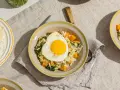 Risotto crémeux aux courges et épinards, garni d'un œuf au plat. Une recette avec des œufs qui promet un repas réconfortant.