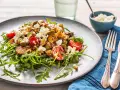 Salade colorée avec cœurs d'artichauts, tomates cerises, olives, roquette et feta émiettée.
