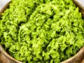 Salade verte crémeuse, une déesse de fraîcheur dans un bol en bois.