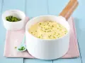 Sauce blanche poisson facile, crémeuse et garnie de ciboulette et zeste de citron. Parfait pour accompagner vos plats.