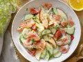 Salade de saumon, concombre, pomme et tomate, nappée d'une sauce crémeuse. Un repas léger midi marmiton parfait pour se régaler.