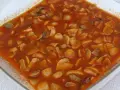 Champignons à la grecque, une préparation savoureuse de champignons coupés en morceaux, mijotant dans une sauce tomate riche et parfumée.