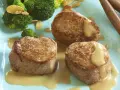Trois médaillons de porc tendres nappés d'une onctueuse sauce moutarde, accompagnés de brocolis croquants. Un délice pour les amateurs de viande de porc.