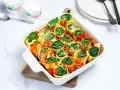 Cannellonis farcis aux épinards et ricotta, nappés de sauce tomate. Une délicieuse recette pas cher, parfaite pour un repas convivial.