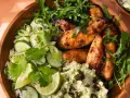 Un bol de riz avec poulet laqué, concombre, coriandre et une purée verte. Une délicieuse recette asiatique healthy.