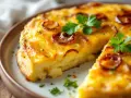 Une délicieuse tortilla aux pommes de terre et oignons caramélisés, parfaite pour une recette facile et savoureuse.