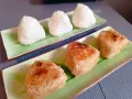 Sur des assiettes vertes, des onigiris nature et grillés, parfaits pour un pique-nique japonais.
