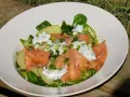 Salade nordique appétissante : saumon fumé, pommes de terre, salade verte et sauce crémeuse aux herbes. Parfait pour un repas léger.