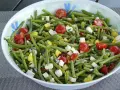 Salade colorée de haricots verts, tomates cerises, feta et poivrons jaunes. Un délice frais et croquant pour l'été.