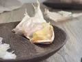 Ail en papillote, doux et fondant, prêt à être dégusté.