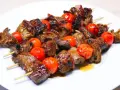 Brochettes de bœuf juteuses et grillées, alternant avec des tomates cerises éclatantes. La meilleure marinade brochette boeuf pour un goût inoubliable.