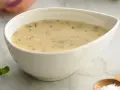 Une idée sauce salade crémeuse, parsemée d'herbes fraîches, prête à sublimer vos plats.