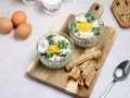 Œufs cocotte aux épinards et dés de jambon, une recette facile pour le midi. Servis avec des mouillettes de pain grillé.