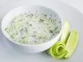 Sauce concombre crème fraîche moutarde, une recette de marmiton pour un plat frais et léger.
