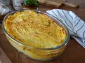 Hachis parmentier doré dans un plat en verre, une idée de plat simple et réconfortant.