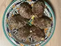 Cinq boulettes de kefta, prêtes à être dégustées, sur une assiette décorée. Une recette simple et savoureuse.