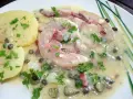 Tête de veau en sauce avec des pommes de terre et des câpres, garnie de persil frais.