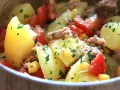 Salade de pommes de terre, thon, tomates et maïs, garnie de persil frais. Un plat simple et savoureux.