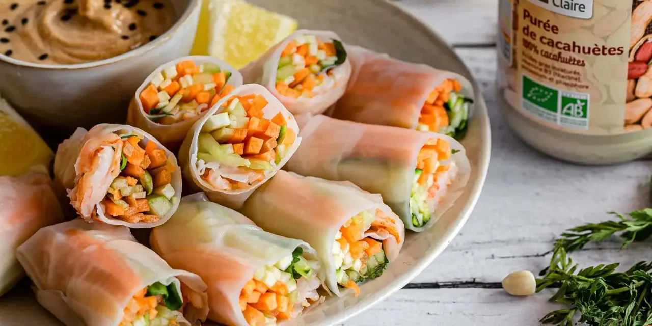 Rouleaux de printemps crevette frais, colorés et croquants, accompagnés d'une sauce onctueuse. Parfait pour une recette légère et savoureuse.