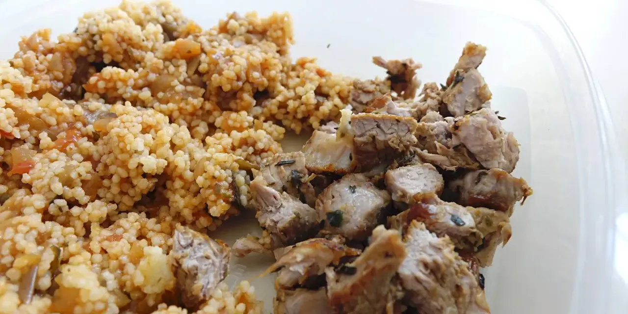 Couscous aux légumes et morceaux de viande assaisonnée, une excellente idée lunch box pour un repas savoureux et pratique.