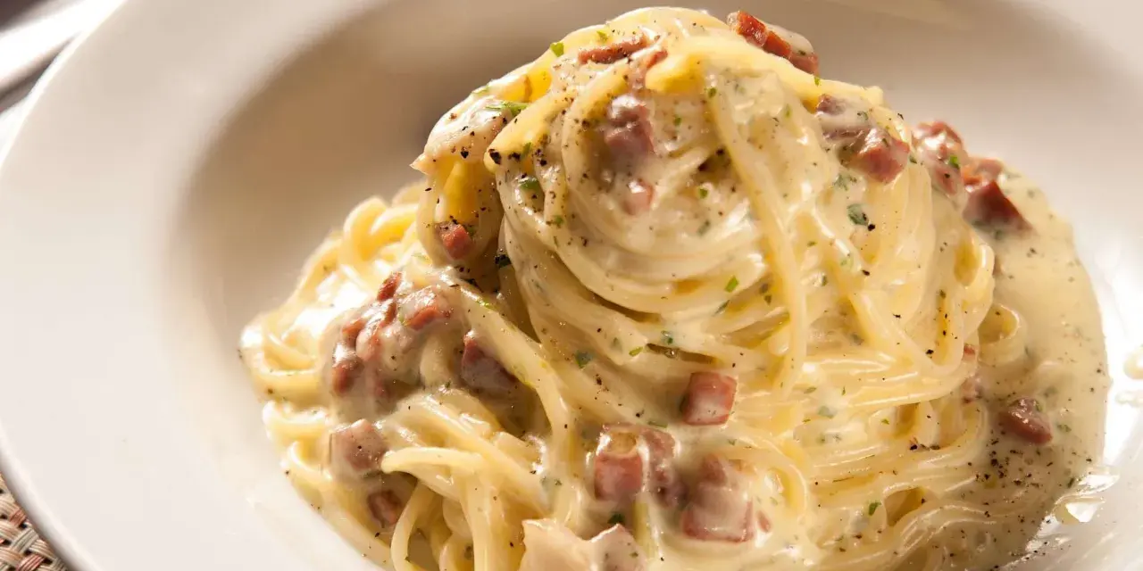 Spaghetti crémeux avec des dés de jambon, une idée parfaite pour savoir que faire avec des restes de jambon.
