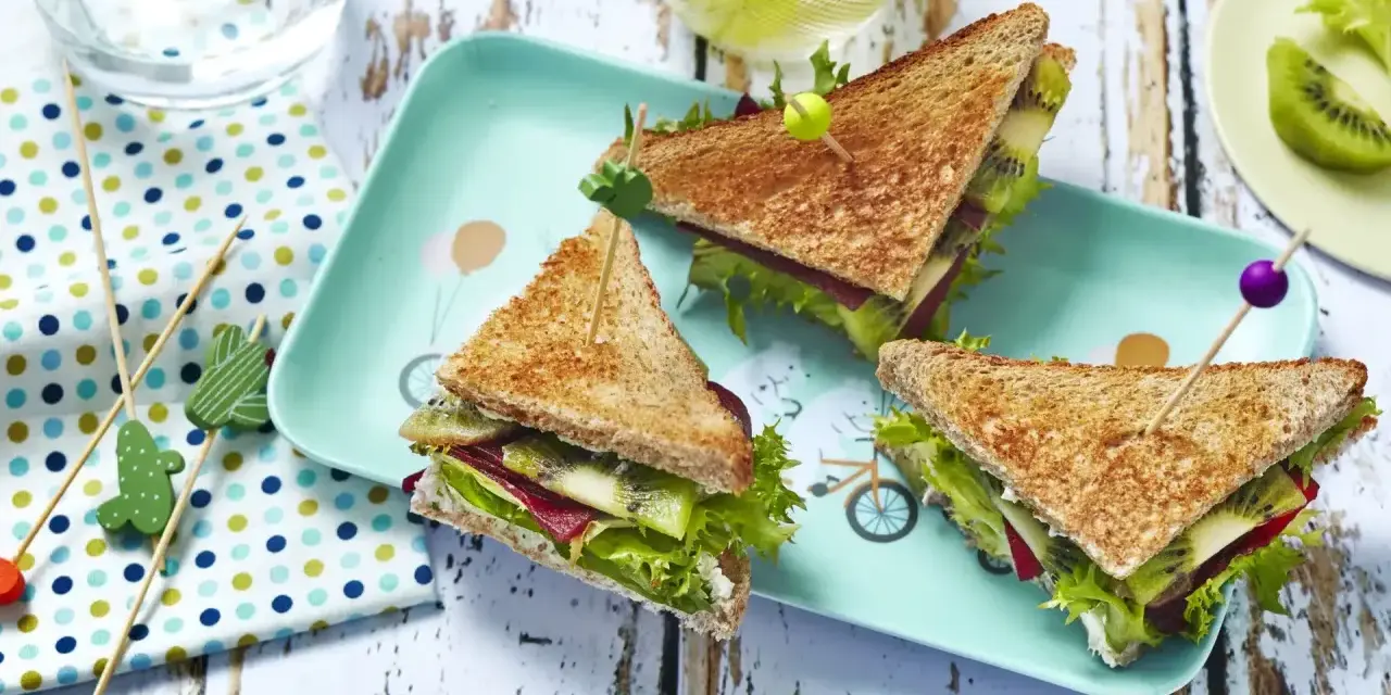 Sandwichs originaux pour un pique-nique ado : pain grillé, kiwi, salade et betterave. Un délice !
