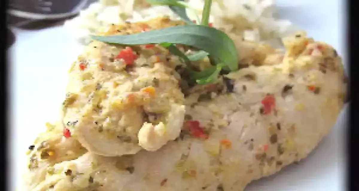 Un délicieux poulet avec une marinade poulet grec, garni d'herbes fraîches et servi avec du riz.