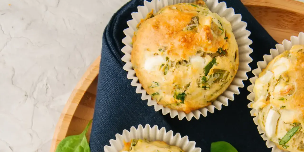 Muffins salés aux épinards et fromage, parfaits pour un repas facile à emporter en vacances.