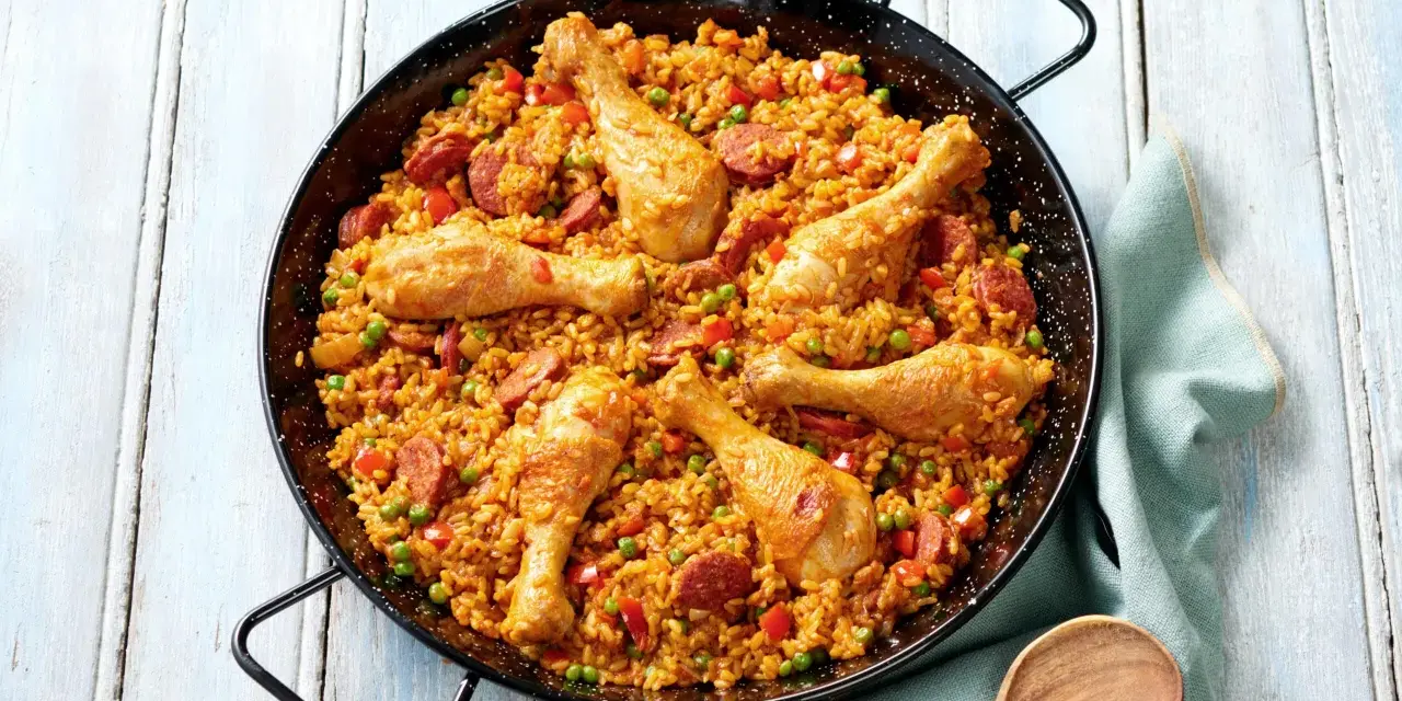 Paella au poulet et chorizo, un plat coloré et savoureux, parfait pour une recette facile et conviviale.