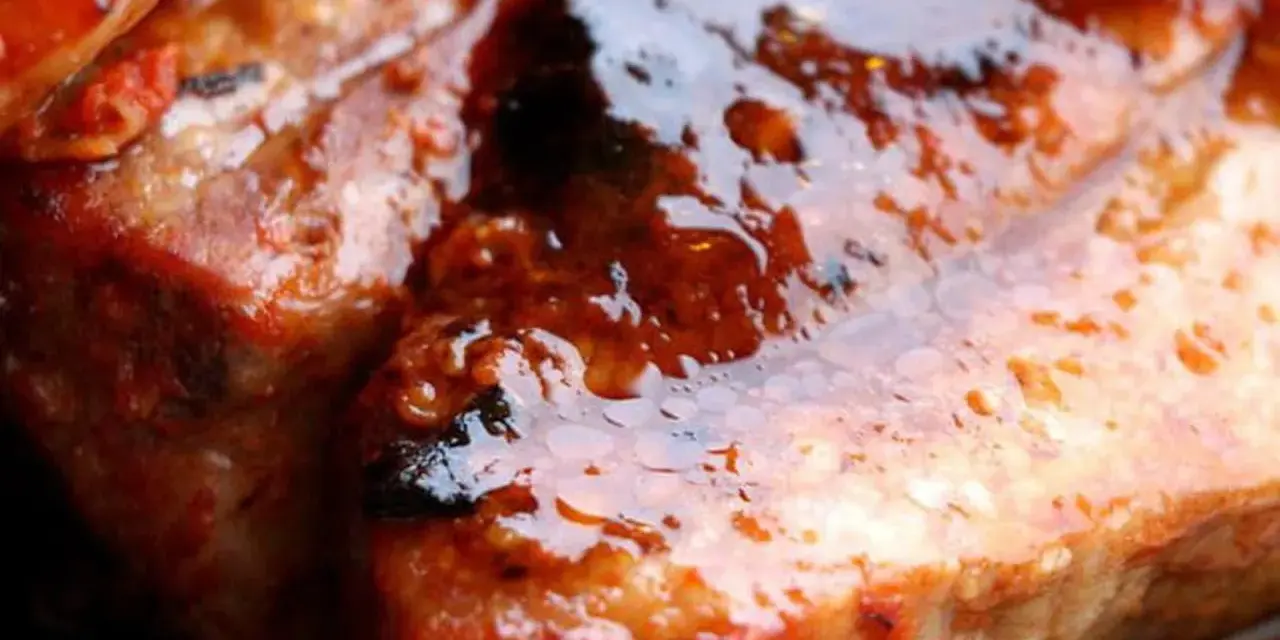 Travers de porc brillants, nappés d'une sauce caramélisée. La meilleure marinade pour travers de porc pour un goût inoubliable.