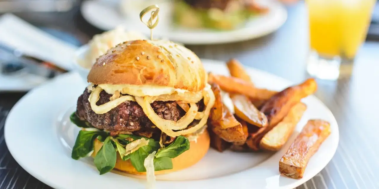 Un délicieux burger avec des frites croustillantes, parfait pour savoir quoi manger le midi.