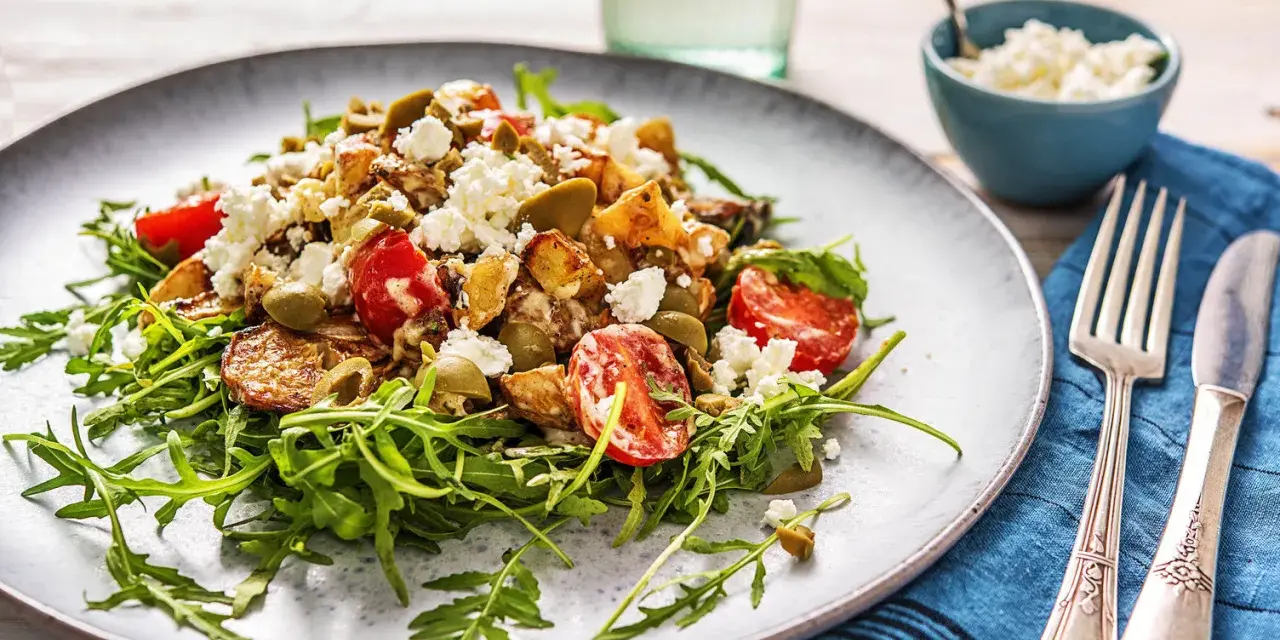 Salade colorée avec cœurs d'artichauts, tomates cerises, olives, roquette et feta émiettée.