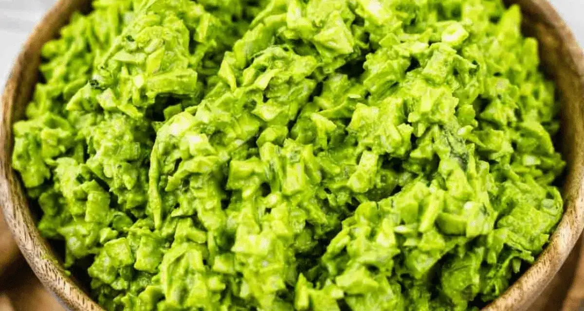Salade verte crémeuse, une déesse de fraîcheur dans un bol en bois.