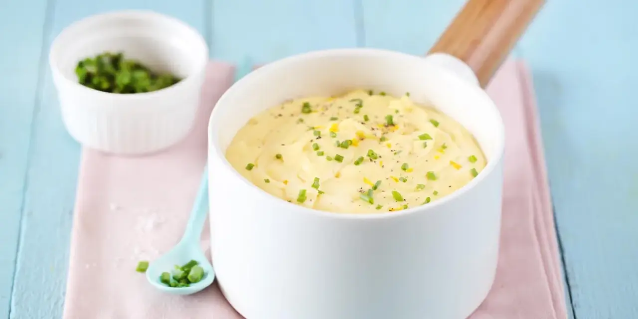 Sauce blanche poisson facile, crémeuse et garnie de ciboulette et zeste de citron. Parfait pour accompagner vos plats.