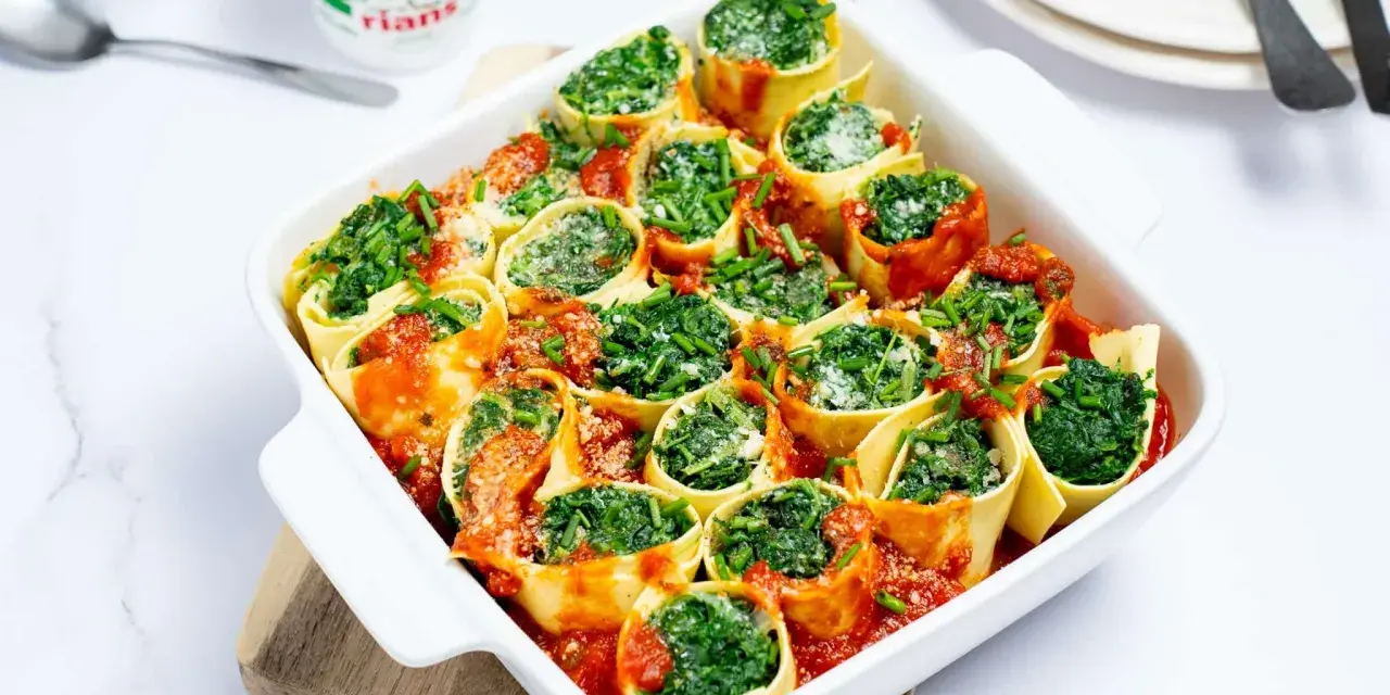 Cannellonis farcis aux épinards et ricotta, nappés de sauce tomate. Une délicieuse recette pas cher, parfaite pour un repas convivial.
