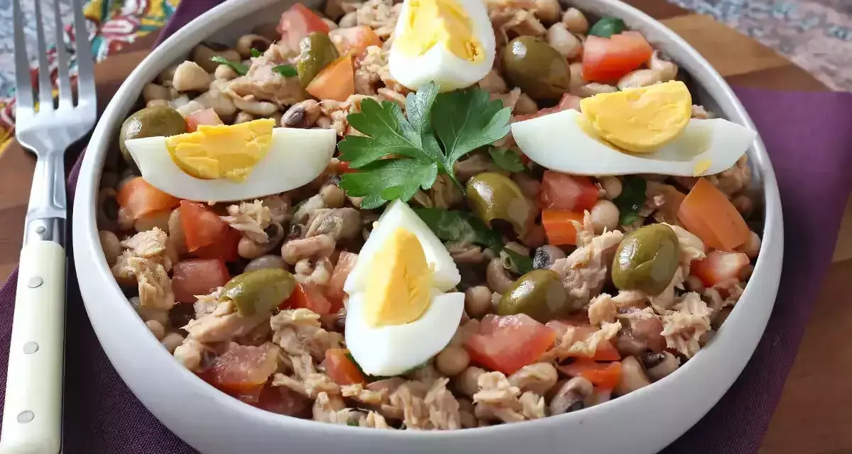 Salade de thon, haricots, tomates et olives, garnie d'œufs durs. Une idée repas facile et rapide.