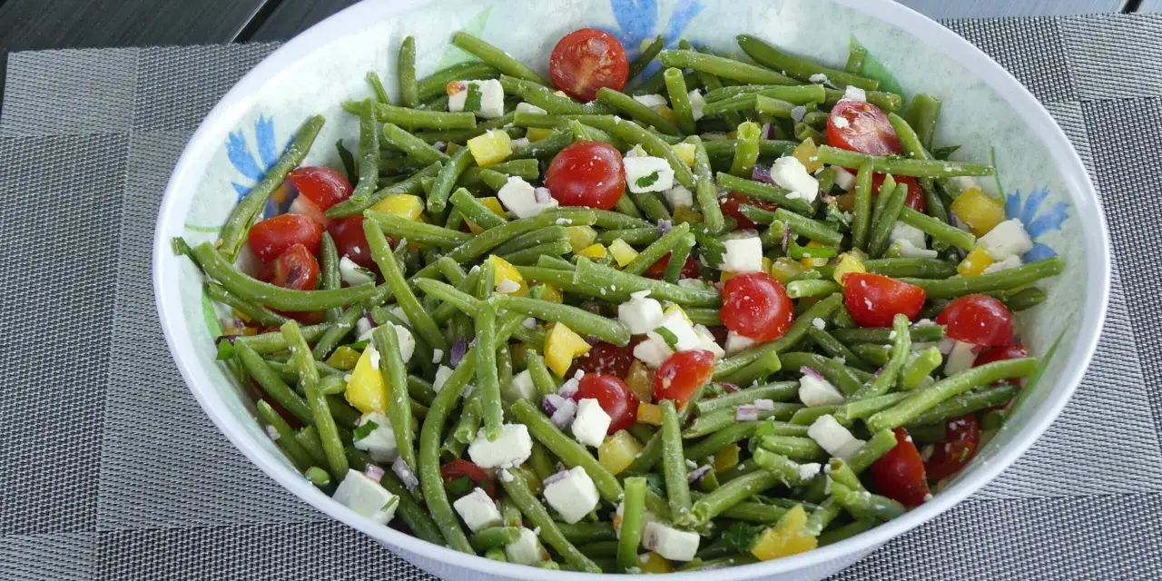 Salade colorée de haricots verts, tomates cerises, feta et poivrons jaunes. Un délice frais et croquant pour l'été.